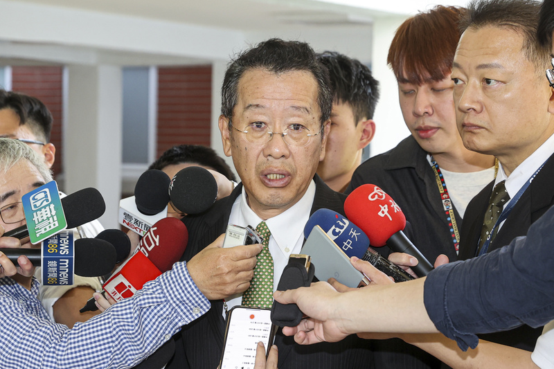 針對海軍操演傳遭陸漁船監控掌握一事，國防部長顧立雄(中)表示不太可能。圖/中央社