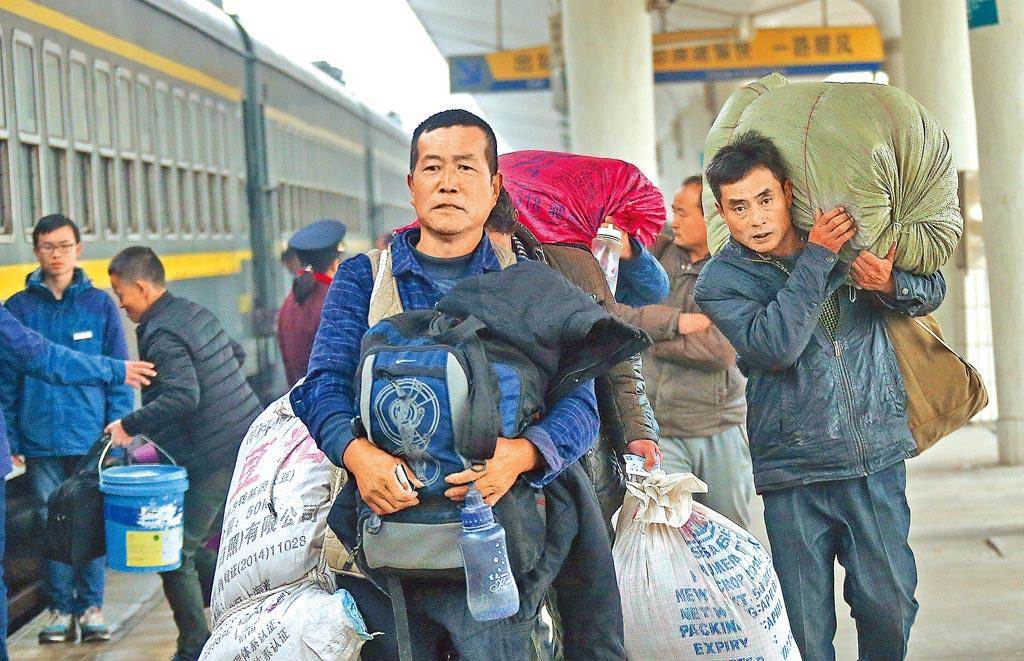 農曆春節結束 ，大陸農民工返回城市找工作。圖/取自新華社