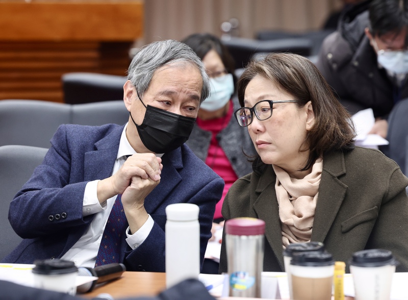 立法院教文委9日審查《不義遺址保存條例草案》,文化部長李遠(左)與政務次長王時思(右)席間交流意見。圖/中央社