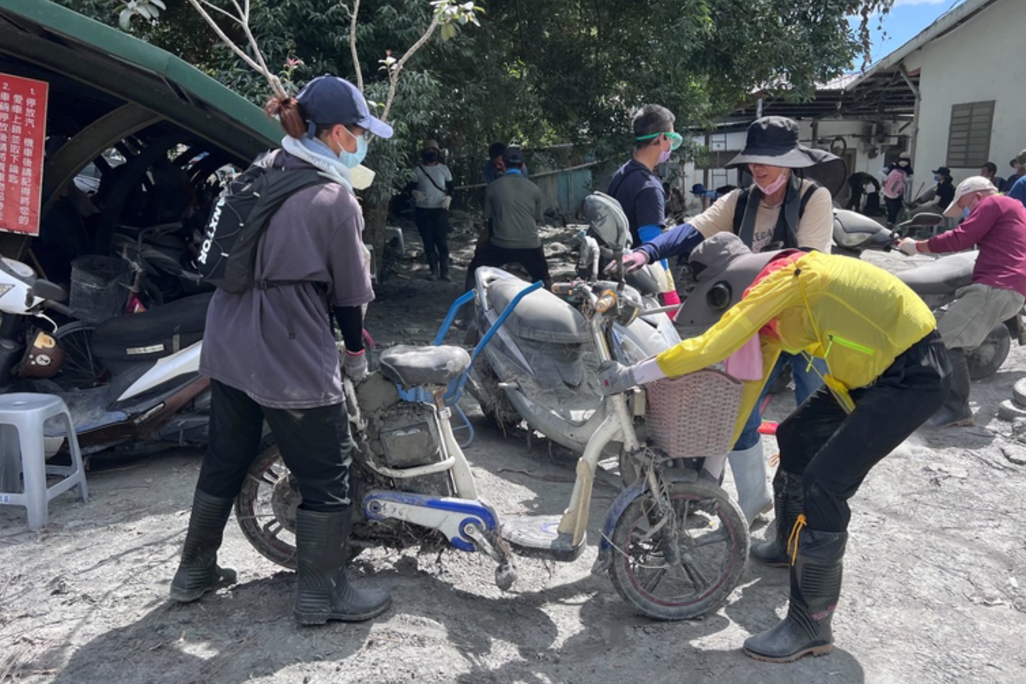 持續救災　花蓮光復志工車隊播國歌鼓舞災民