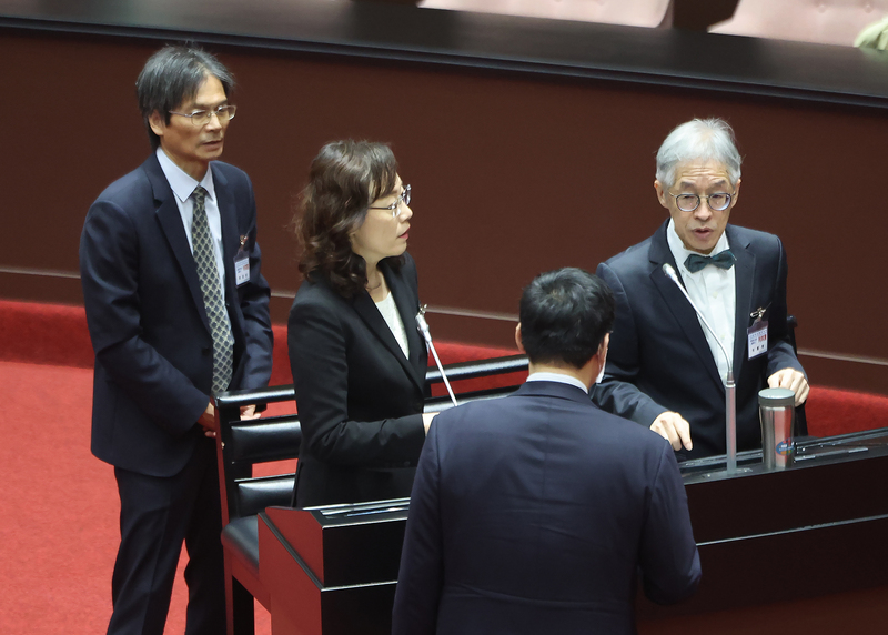 立法院全院委員會11日上午持續審查司法院大法官人事案，大法官被提名人何賴傑（後右起）、王碧芳與陳運財在議事人員的引導下，熟悉議場動線位置。圖/中央社