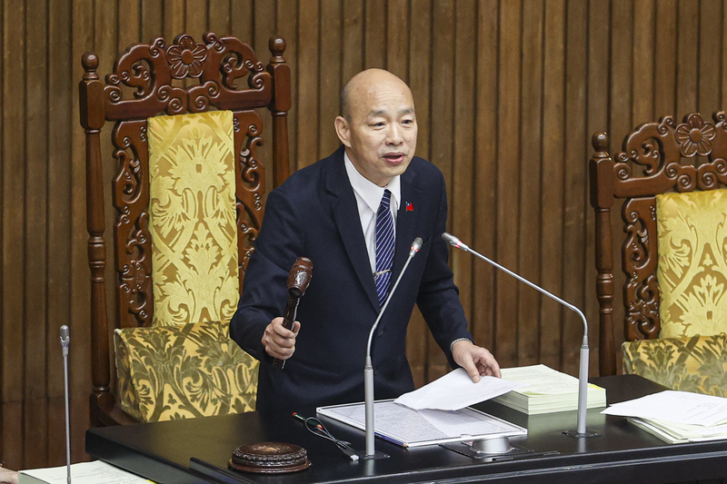 立法院27日上午三讀通過再生能源發展條例第13條條文修正草案，立法院長韓國瑜（圖）敲下議事槌宣布通過。圖/中央社