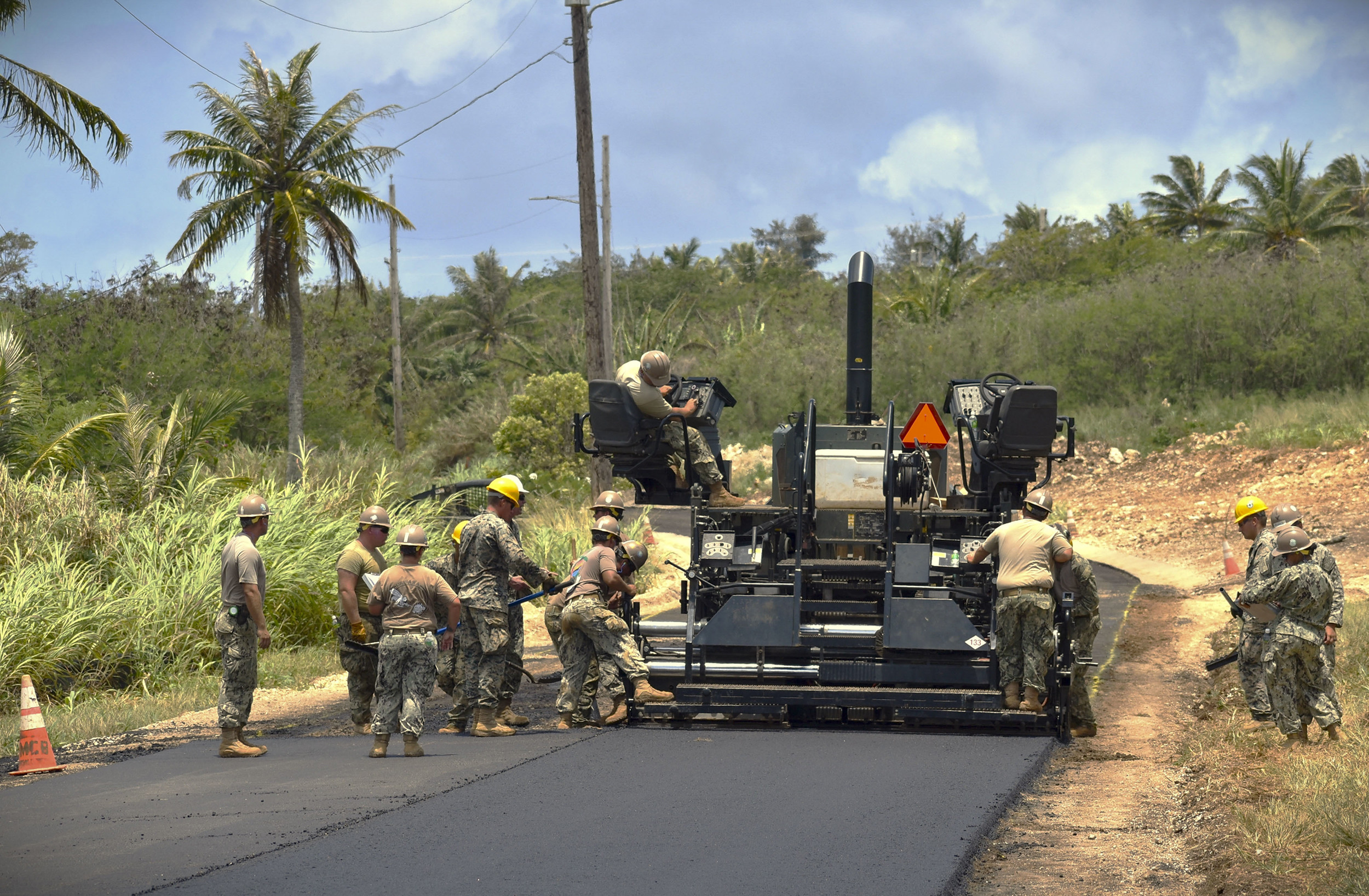 美軍重返天寧島強化武力投射能力，海軍工程營進行相關建設工作。圖/取自印太司令部官網