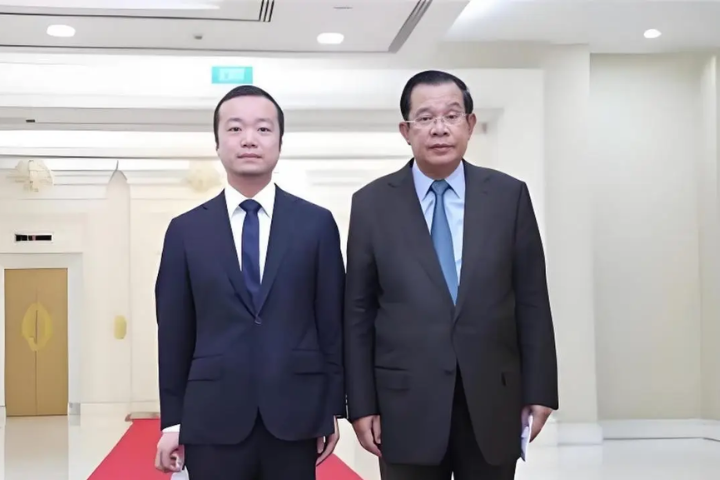 太子集團掌門人陳志(在)在柬埔寨幾能呼風喚雨,圖為其與柬埔寨首相洪森(右)合影。圖/取自搜狐