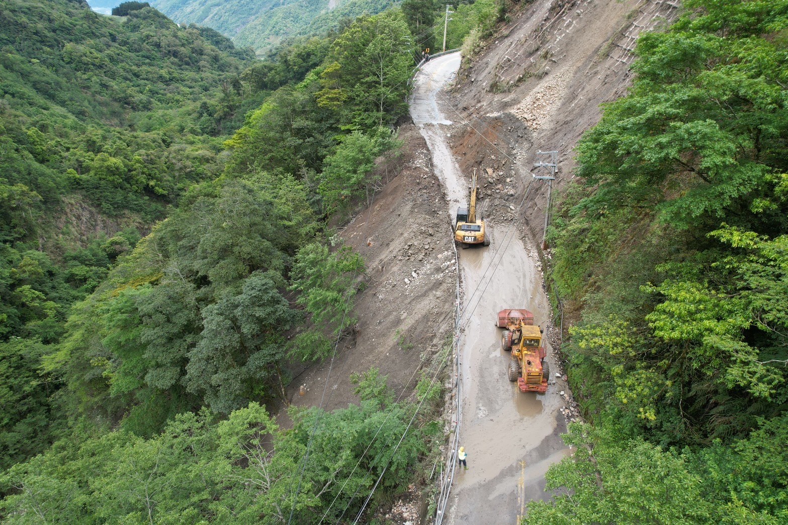 公路局在坍方第一時間出動機具搶修，目前坍方及落石已排除。圖/取自交通部公路局網站