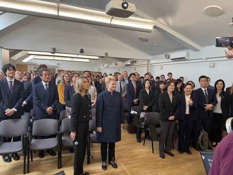前總統蔡英文（右）在立陶宛維爾紐斯大學演講後，與前立陶宛總統格里包斯凱特（左）合影留念