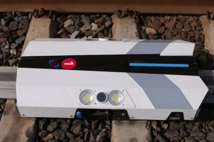 智能鐵路巡檢機器人配備高解析鏡頭，可自行完成列車車底動能設備掃描，保證行車安全。圖/取自人民鐵路網