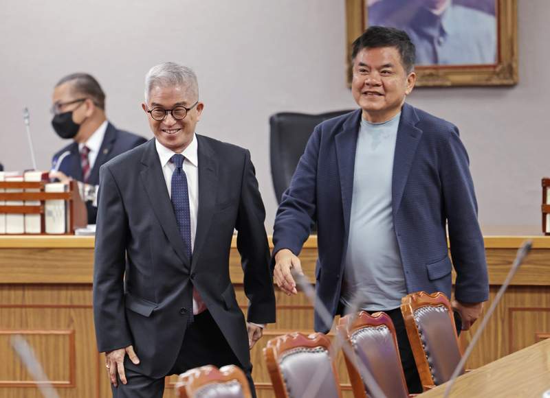 立法院司法及法制委員會26日繼續處理114年度國家安全會議預算凍結案，國安會副祕書長徐斯儉（前左）列席，會後向召委、民進黨立委莊瑞雄（右）致意。圖/中央社