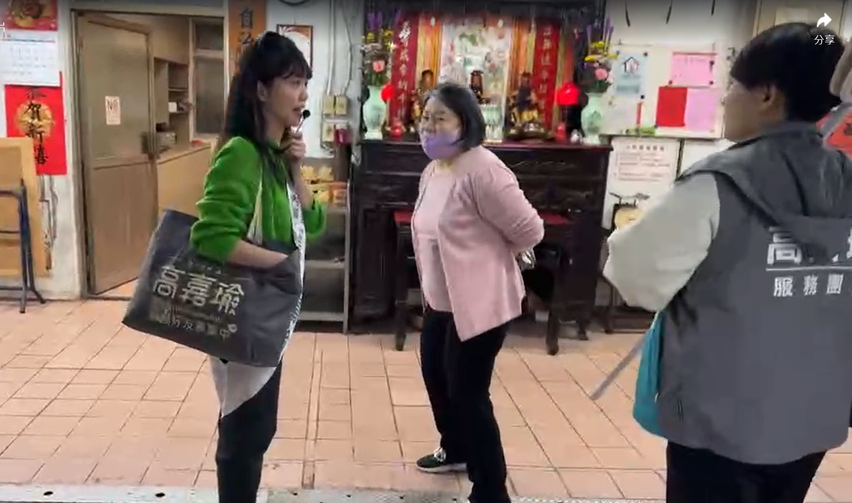 民進黨立委候選人高嘉瑜今天在南港中研市場掃街拜票時，遭對手、國民黨立委候選人李彥秀的母親痛罵「肖查某妳是發瘋嗎？」「肖查某難怪被人打到哭！」。圖/翻攝高嘉瑜掃街直播