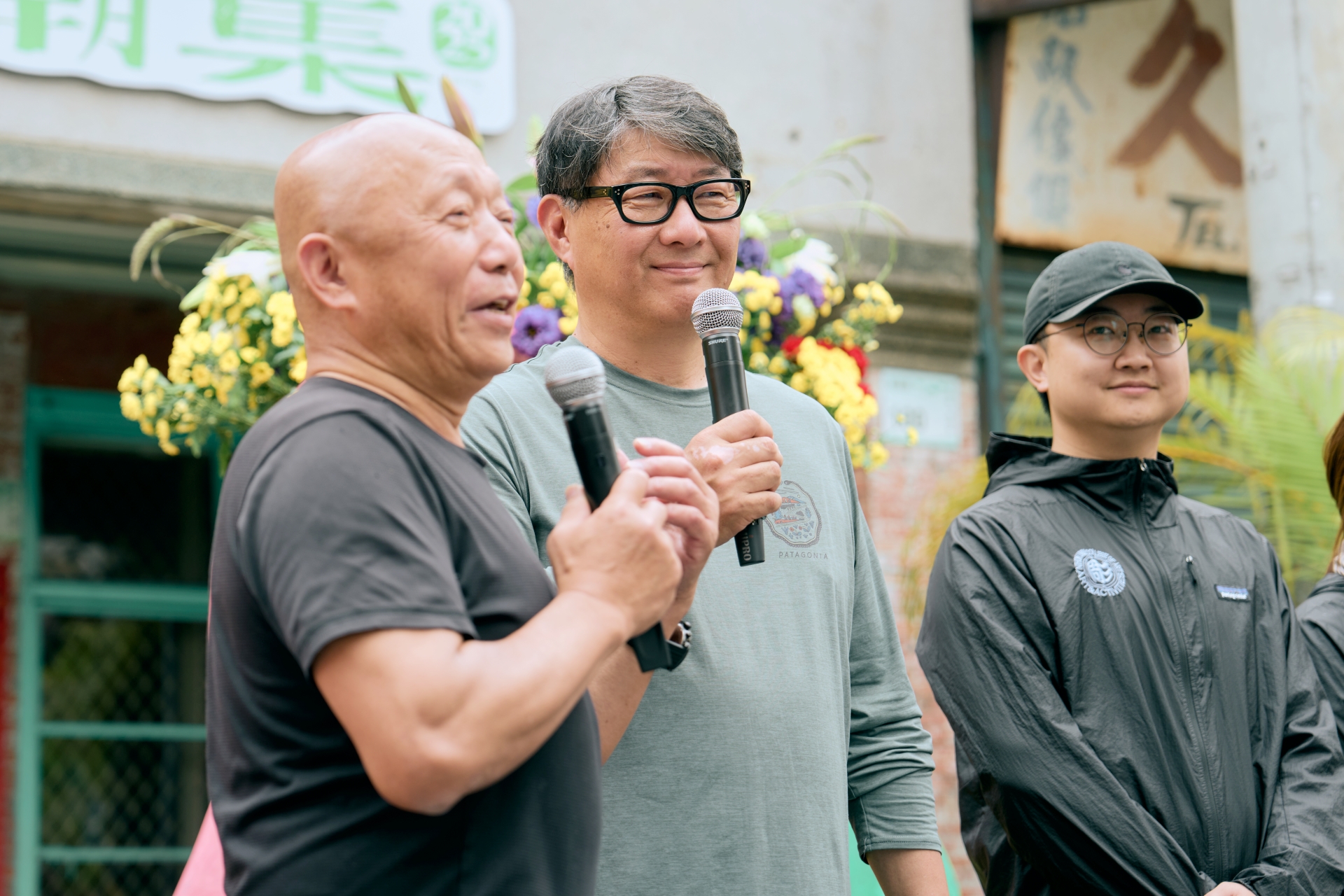藝術家林舜龍（左）與鞍掛純一（中）兩人與潮州鄉親一起為潮州創作春潮集的專屬藝術創作。圖/台灣好基金會提供