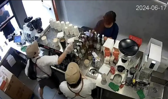 Manner員工潑客人咖啡粉的事件上了大陸網路熱搜。圖/取網路截圖
