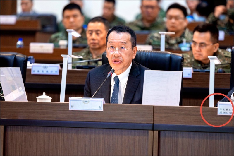 2月21日，軍聞社釋出的「漢光41號演習」高階幹部圖上兵推照片，國防部長顧立雄左手邊出現美軍將領的座位牌。圖/取自軍聞社