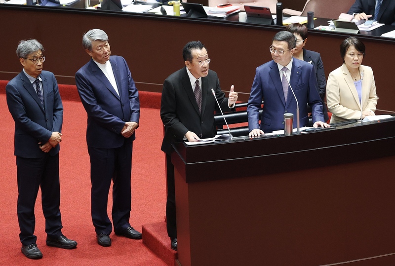 卓榮泰（左4）內閣任職滿月，民調顯示，國防部長顧立雄（左3）聲量是閣員中最大，但負面聲量也是第一。圖／中央社