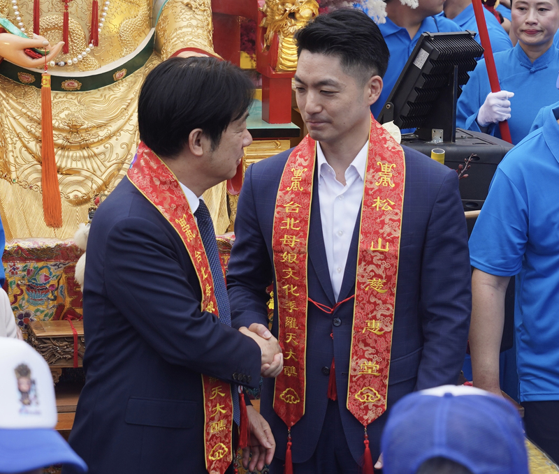 台北市長蔣萬安提議倒閣，19日上午與賴清德總統共同出席一項儀式，兩人握手致意。圖/中央社