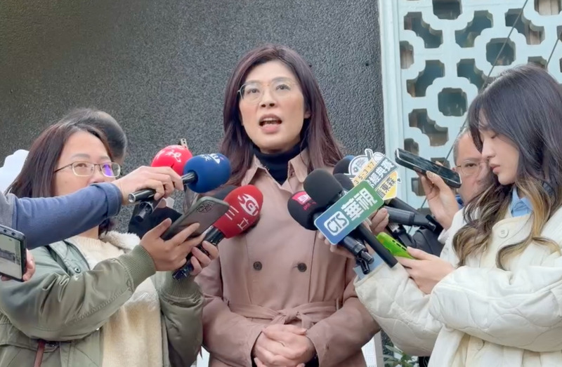 國民黨主席鄭麗文在前總統蔣經國逝世38週年前往頭寮謁陵時受訪直言,台美關稅談判政府從頭到尾毫無對外說明,既未向國會報告,也未向社會交代,更未與相關產業溝通,「整個台灣社會都被蒙在鼓裡,形同任人宰割。」圖/中央社