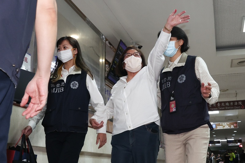 涉偽造連署案 黃呂錦茹羈押21天首度提訊