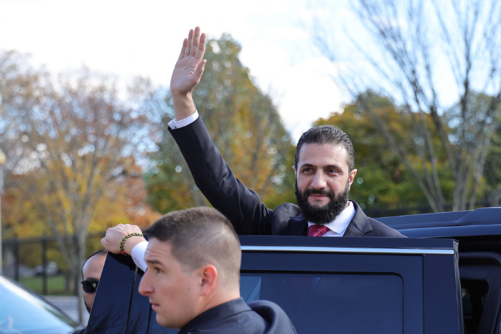 離開白宮時，沙拉短暫下車向聚集的群眾揮手。圖/取自حمزة المصطفى@HmzhMo