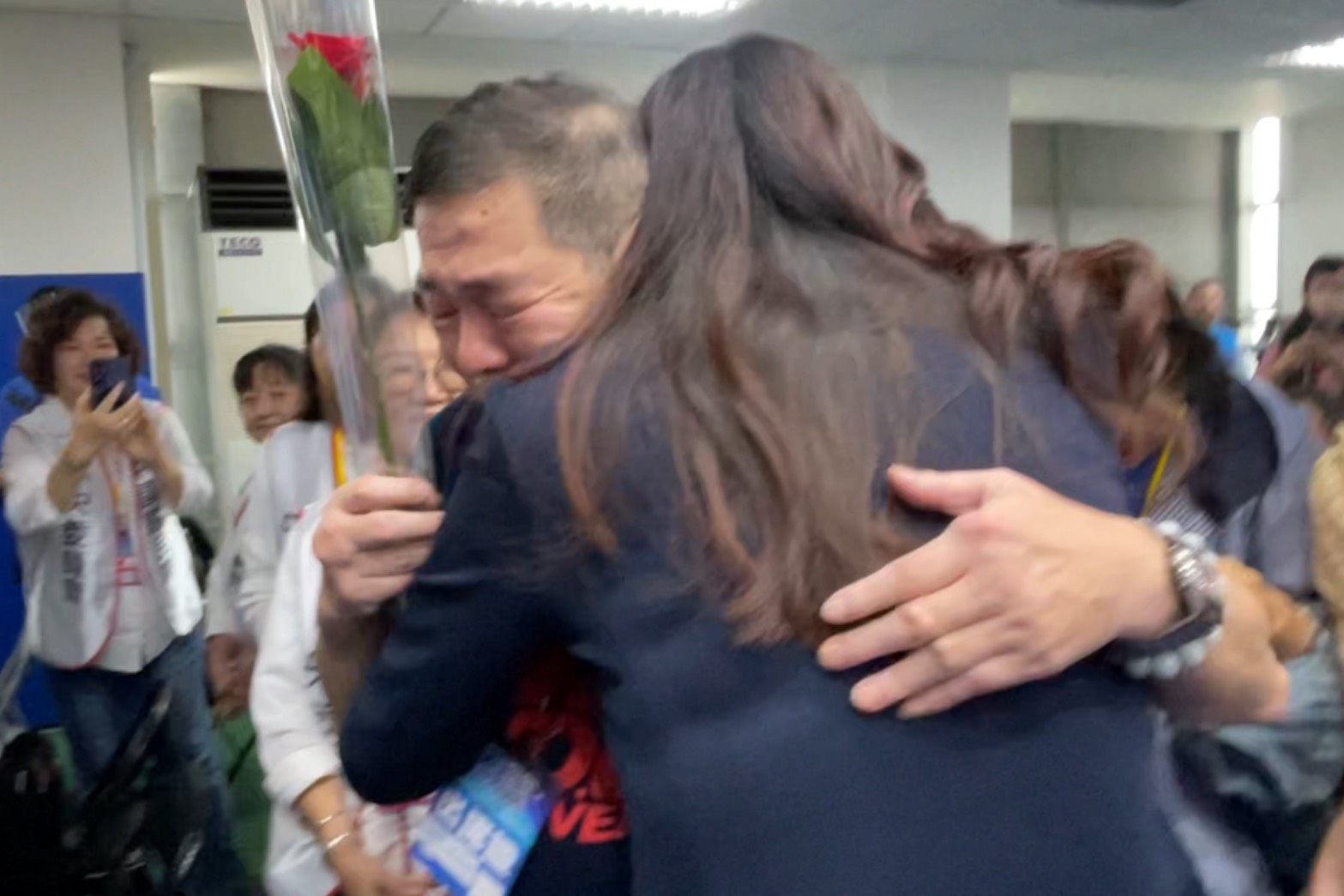 獻花給被起訴黨工 鄭麗文:國民黨是這樣可以給人欺負的嗎