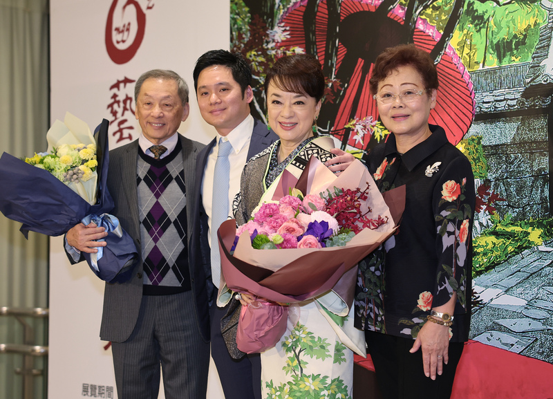 旅日藝人翁倩玉（右2）與知名建築師、哥哥翁祖模（左）攜手舉辦「翁倩玉版畫X翁祖模建築 藝境聯展」，翁祖模的兒子及妻子也現身為兩人加油祝福。圖/中央社