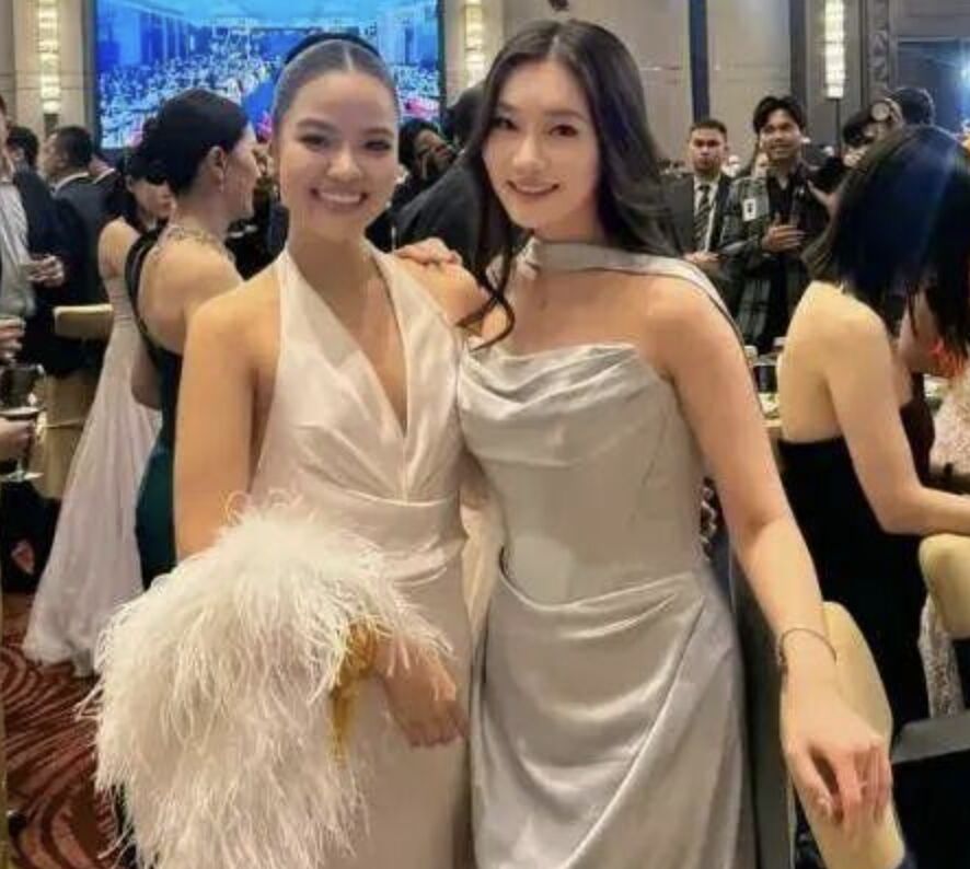 蓬索莉雅公主(左)以羽飾白禮服,展現王室的尊貴與典雅。圖/取自新民周刊