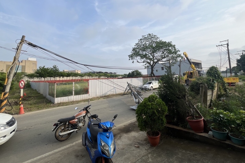 桃園航空城統包商在施工時，不慎拉斷電纜及電線桿，造成周邊住戶停電。圖/中央社