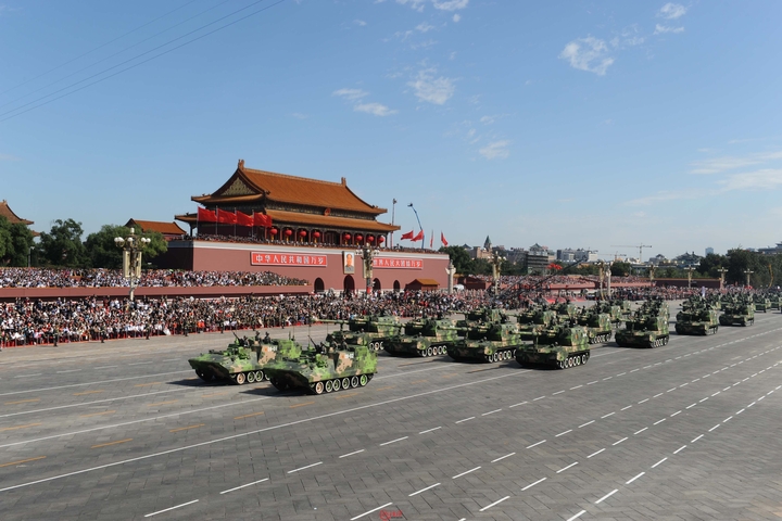 解放軍經過北京人民大會堂前。資料圖片，取自百度