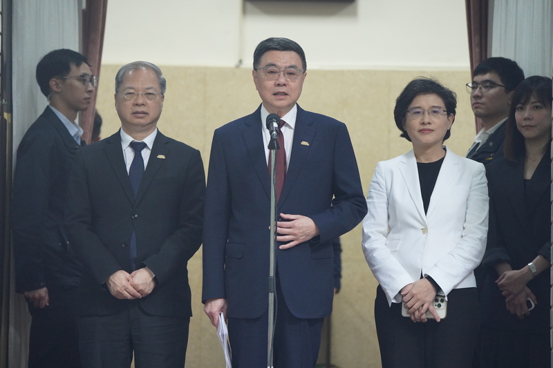 美國總統川普和台積電董事長暨總裁魏哲家在白宮共同宣布，台積電將對美國再投資至少1000億美元。行政院長卓榮泰（中）4日在立法院受訪表示，凡有助產業界全球布局、國家整體競爭力提升，政府樂觀正面看待，而根留台灣、繼續壯大台灣這是國家、政府與產業界的共同立場。圖／中央社