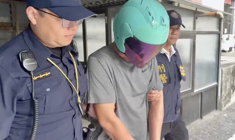 彰化縣蕭姓男子（中）22日開車逆向衝撞康橋國際學校單車隊，23日被北斗分局依過失傷害等罪嫌移送彰化地方檢察署。圖/中央社