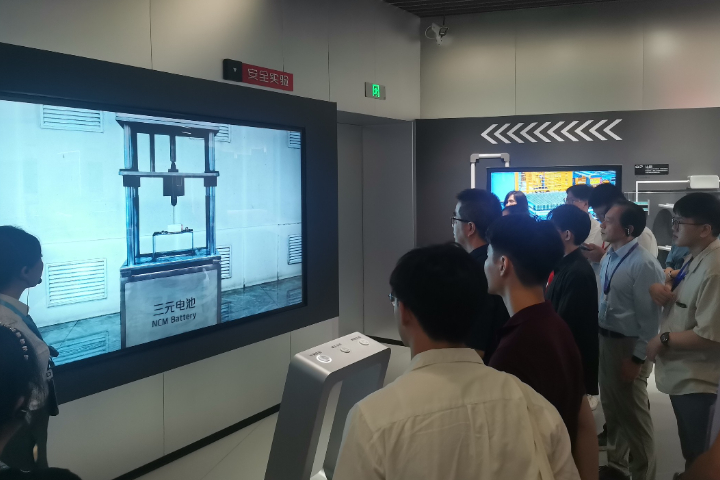 來自多所大學的大學生赴天津參觀比亞迪汽車展示館，館內介紹新能源車相關技術發展。圖/馬英九基金會提供