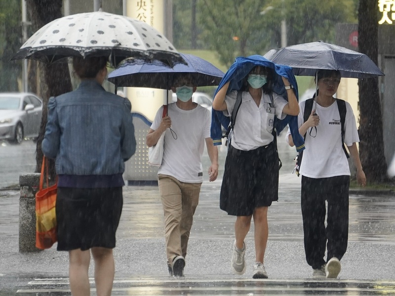 氣象署說明，今、明（25日）兩日是凱米颱風影響台灣最劇時刻。圖/中央社