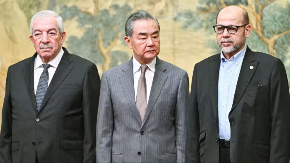 巴勒斯坦武裝組織哈瑪斯發表聲明，已在卡達首都多哈與以色列重啟停火談判。圖為去年7月中共外長王毅（中）邀巴勒斯坦各派別代表簽署結束分裂的「北京宣言」，哈瑪斯代表馬祖克（右）認是歷史時刻。圖／取自 @soupalestina X