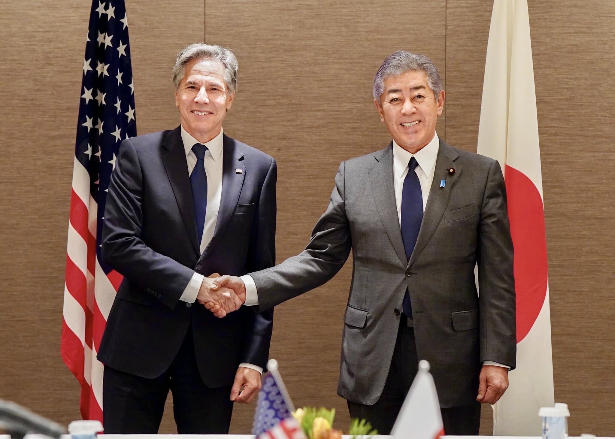 日本外務大臣岩屋毅（右）7日跟來訪的美國國務卿布林肯（左）會談，對新日鐵收購美國鋼鐵公司計畫遭到否決等議題交換意見。圖/取自毅岩屋臉書