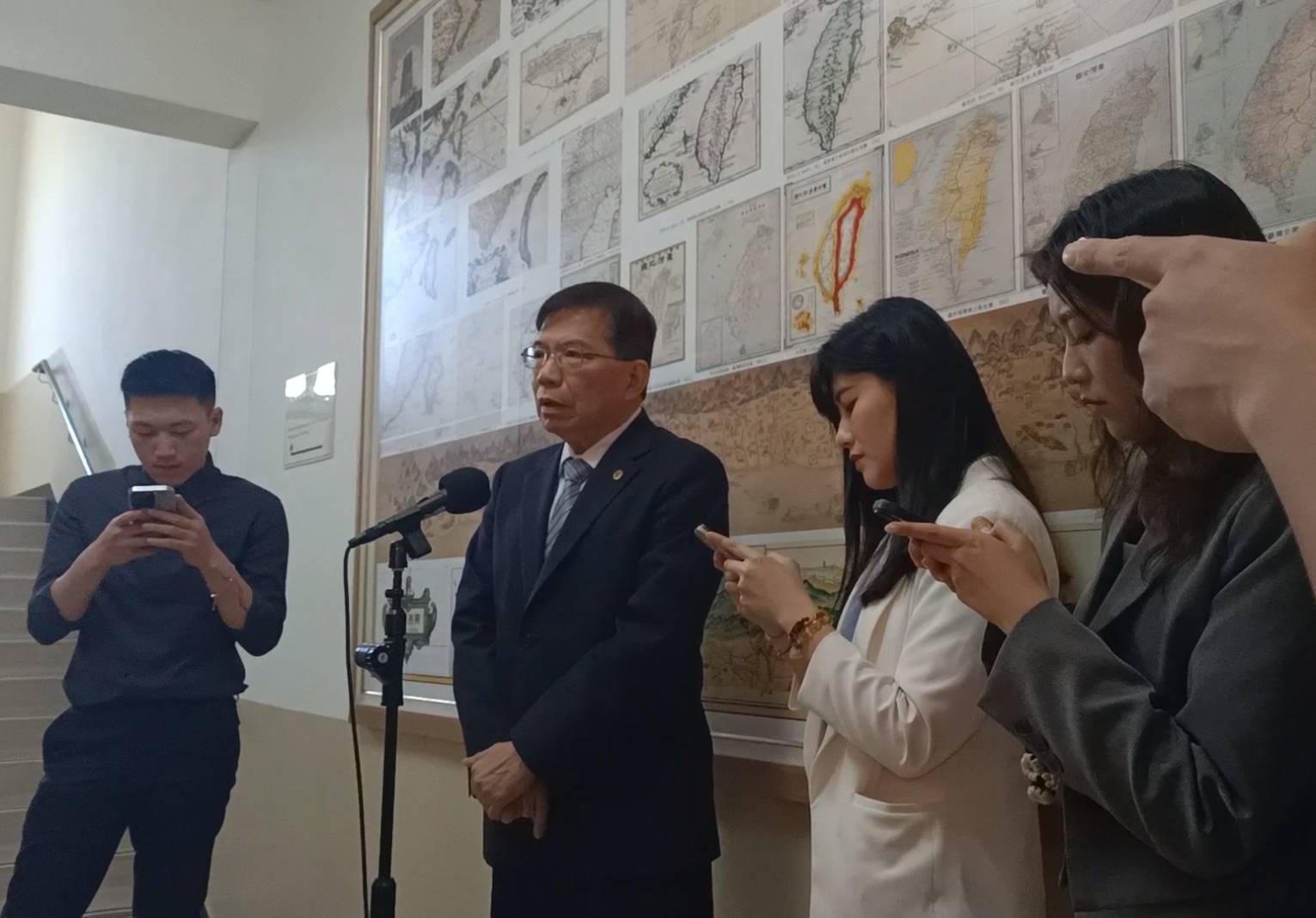 交通部長王國材(中)29日被問到陸方開放福建赴馬祖旅遊，表示對方雖有釋出善意，但幅度太小。圖/簡立欣攝影