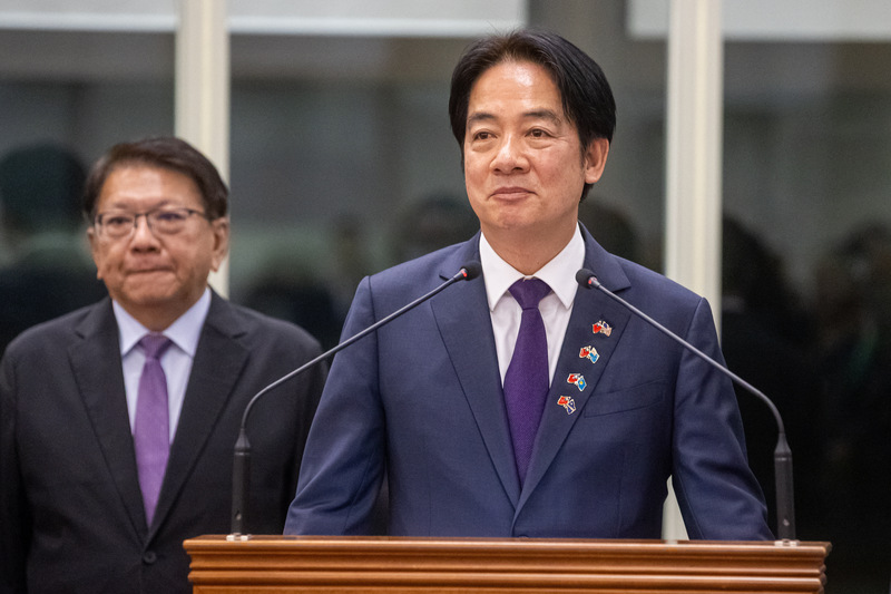 總統賴清德（右）前往南太三國訪問，6日晚間返台，當時正是韓國總統尹錫悅發布戒嚴令的時刻，民眾黨立委呼籲賴總統吸引教訓。圖／中央社