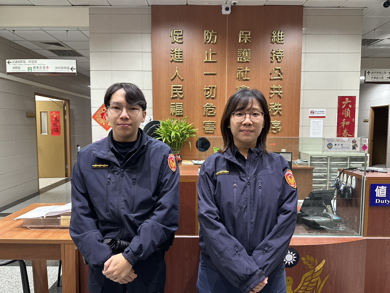 圖為此次士林分局熱心協助視障民眾返家的員警胡嘉華、陳易萱。圖/士林分局提供