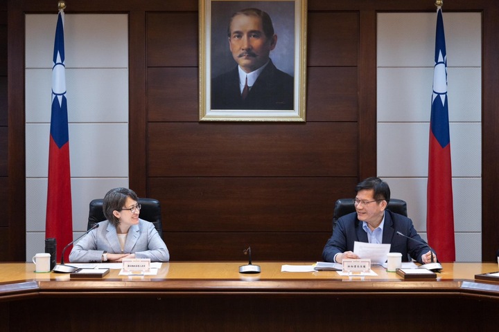 蕭美琴（左）表示與林佳龍（右）是好朋友，也是老戰友。圖/取自蕭美琴《臉書》