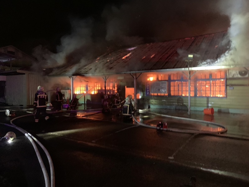 新竹縣竹東鎮的中油資源莊冰店,12日深夜驚傳火警,整間木造建物全被燒毀。圖/中央社