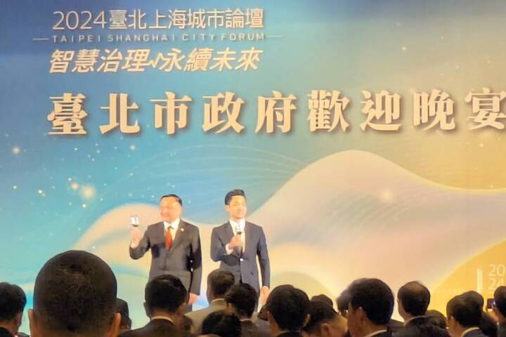 台北市長蔣萬安與上海副市長華源一同向晚宴來賓敬酒，祝兩岸交流順利。圖/高陸攝影