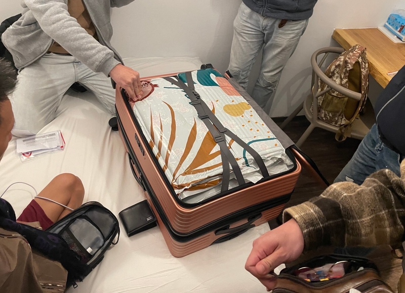 販毒集團以民族風布藝品掩飾，夾帶了大量毒品在行李中。圖/中央社