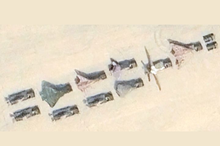 最新衛星圖像顯示，中國大陸正在為閱兵做準備，圖片中出現了至少一種「忠誠僚機」型無人機或其全尺寸模型。圖/取自Google Earth