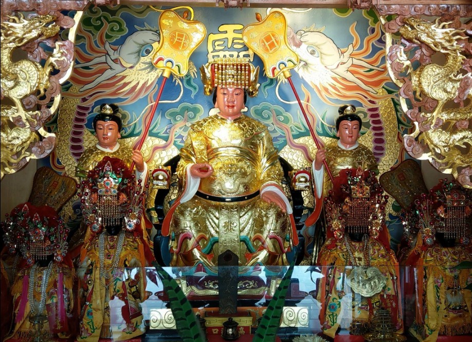 高雄苓雅區慈濟宮近日傳出,廟裡的媽祖顯靈流淚。圖/取自高雄港口慈濟宮認證粉絲團臉書