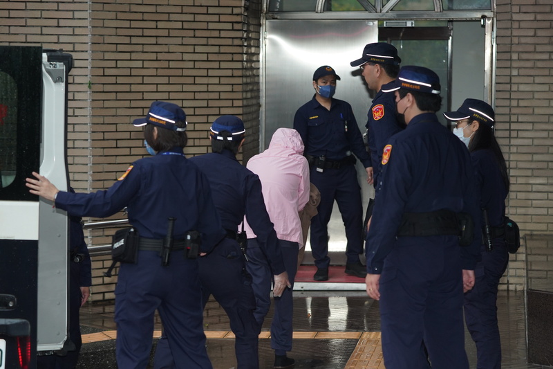 保母劉彩萱（粉衣）被控與妹妹劉若琳涉虐死1歲男童「剴剴」，劉彩萱在庭上仍否認犯罪。圖/中央社