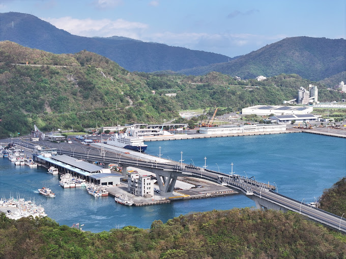 宜蘭南方澳大橋2019年發生坍塌事件後拆除重建，於2022年12月18日完工通車。圖／取自Google Maps