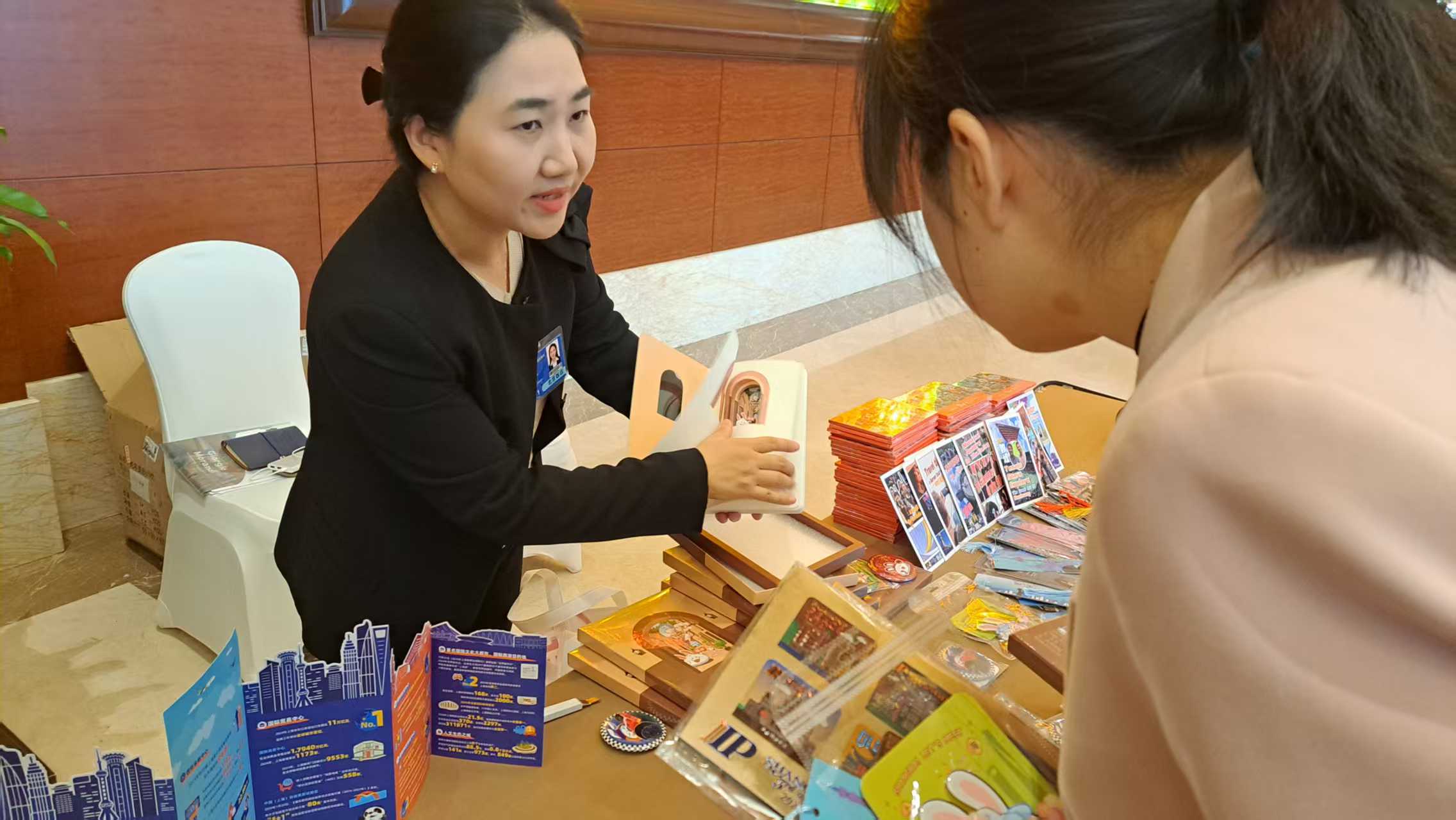 上海市人大代表團6日在開放組會場贈送各類文創宣傳品，吸引許多中外記者索取。圖/宋秉忠攝