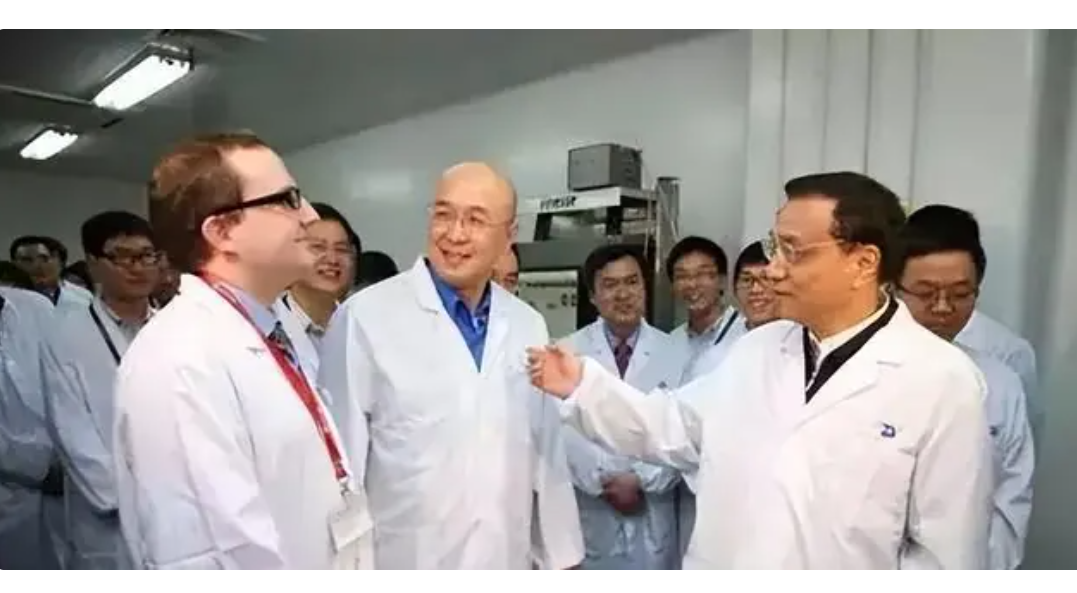 藥明康得董事長兼首席執行官李革（中），右為前大陸總理李克強。圖/取自「心靈故事繪」
