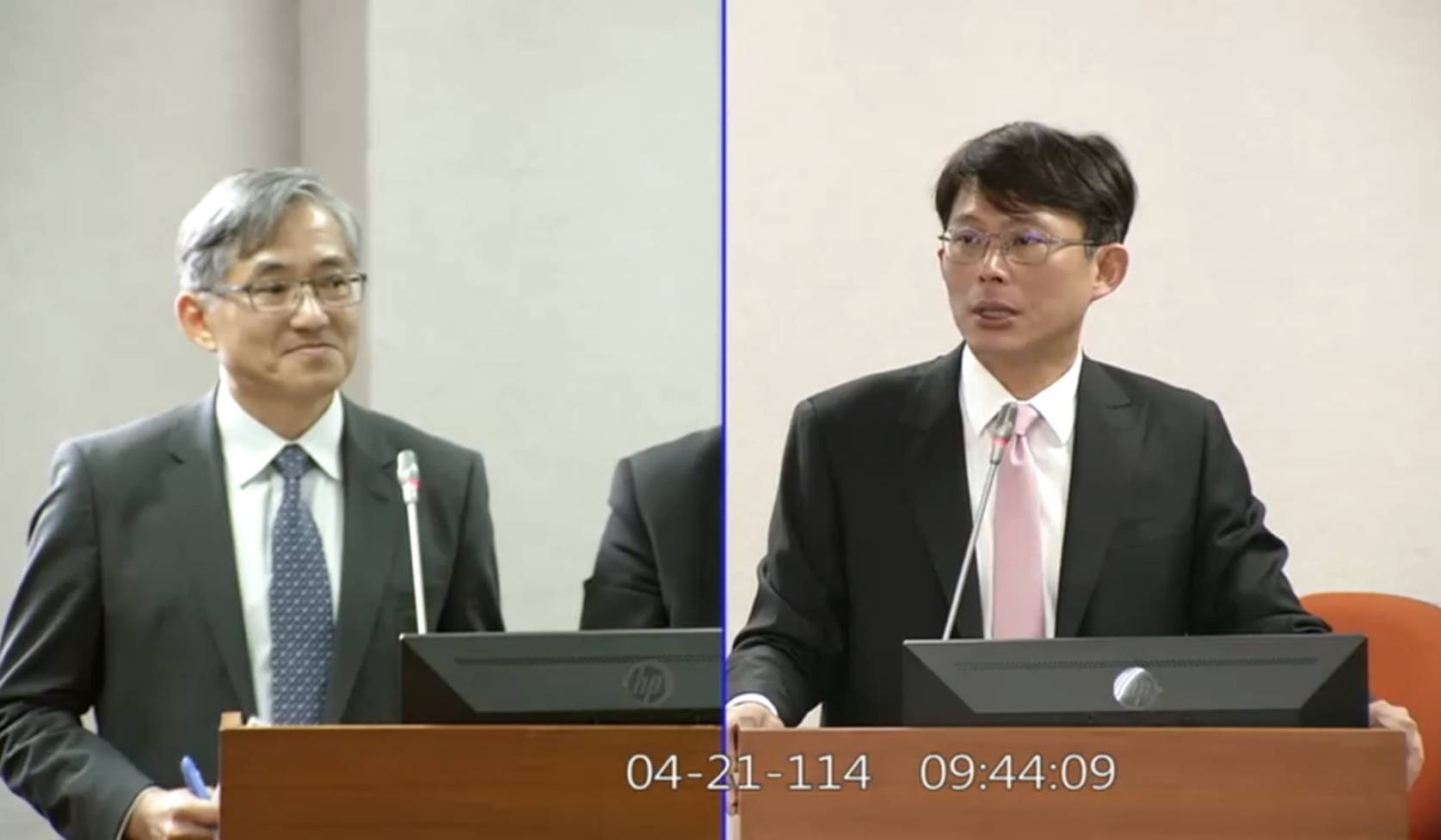 民眾黨立委黃國昌(右)21日質疑，為何立院司委會要求說明共諜案，結果國安會竟無一出席？左為調查局局長陳白立(左)。圖/翻攝自國會頻道