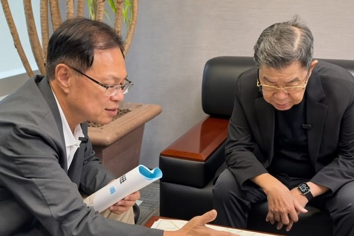 蕭萬長任張啓楷競總榮譽主委　贈紀念錶勉「珍惜時間、認真打拚」