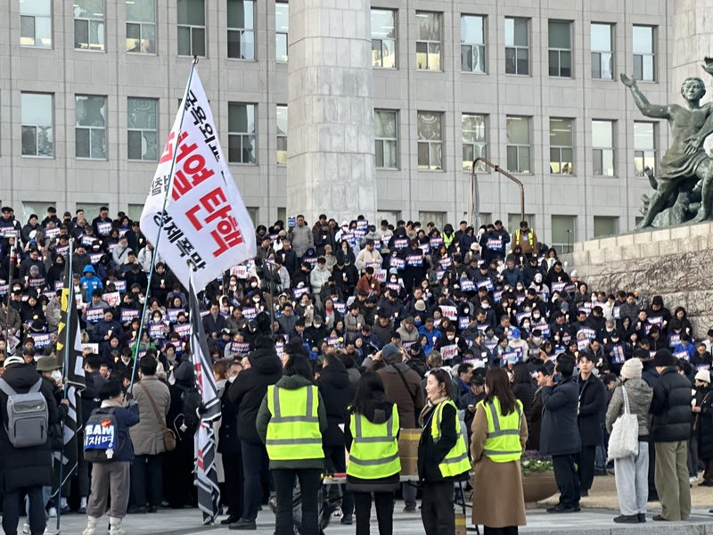 韓國最大在野黨共同民主黨4日下午發起集會，邀請不滿這次戒嚴事件及尹錫悅政府執政的民眾到國會大樓前階梯重現燭光集會。圖/中央社