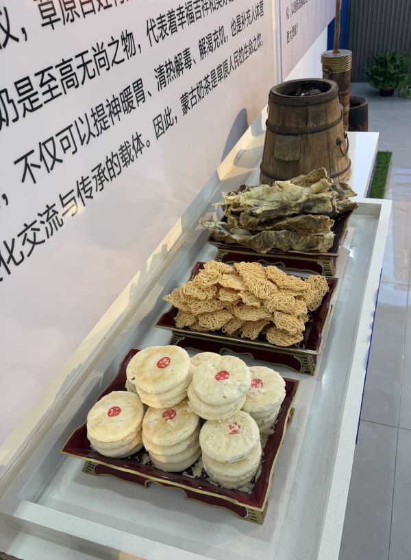 對於素食旅客而言,雖然蒙古料理以肉類和乳製品為主,但仍有不少選擇,包括各式麵食、炒米、豆製品及蔬菜料理,都能作為主食。圖/記者楊俊斌攝