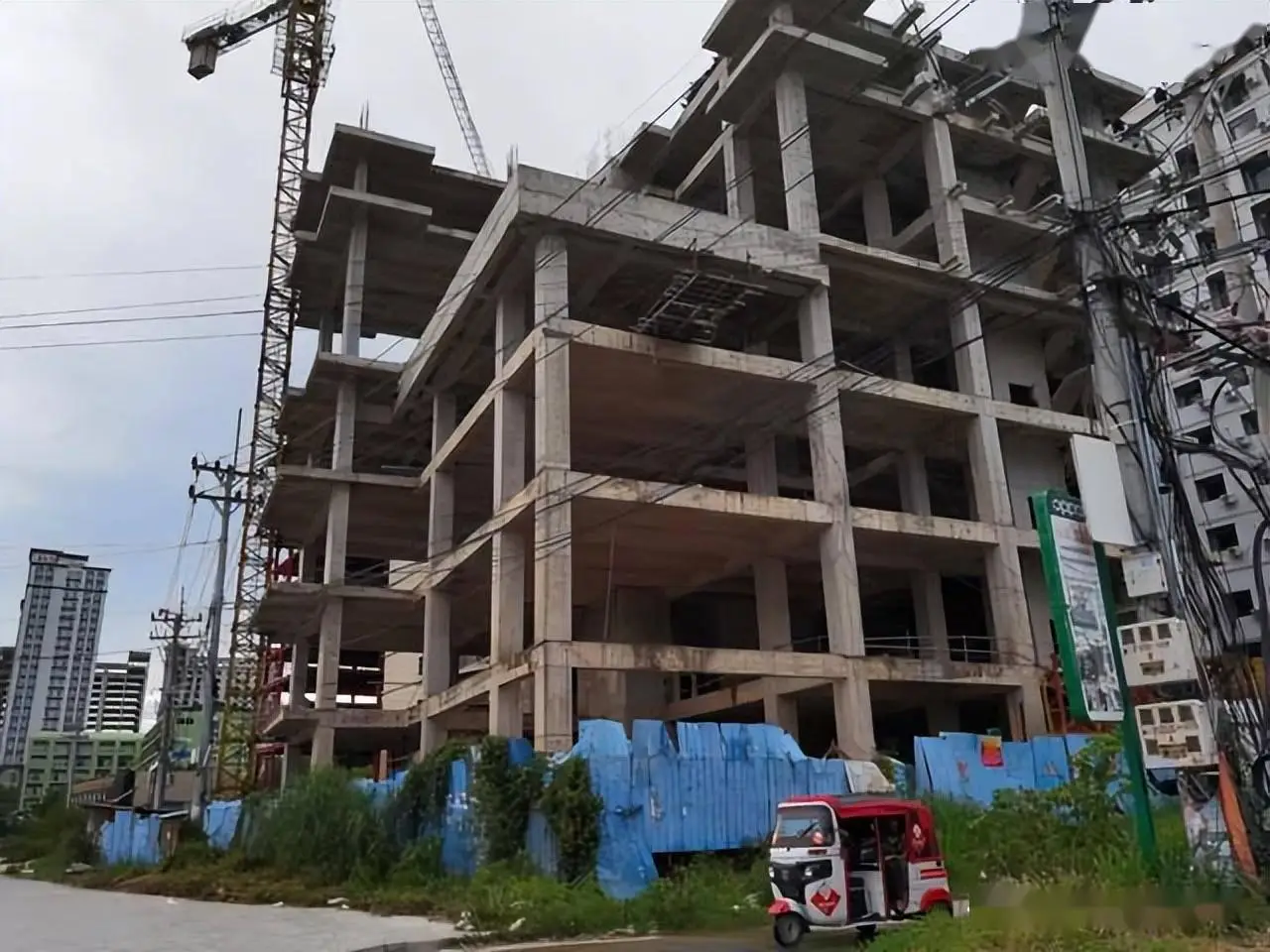 邢自強指出,房地產受景氣循環與結構變化雙重影響,民眾對其前景缺乏信心,也使消費復甦不易。圖為山西省西港的爛尾樓。圖/取自搜狐